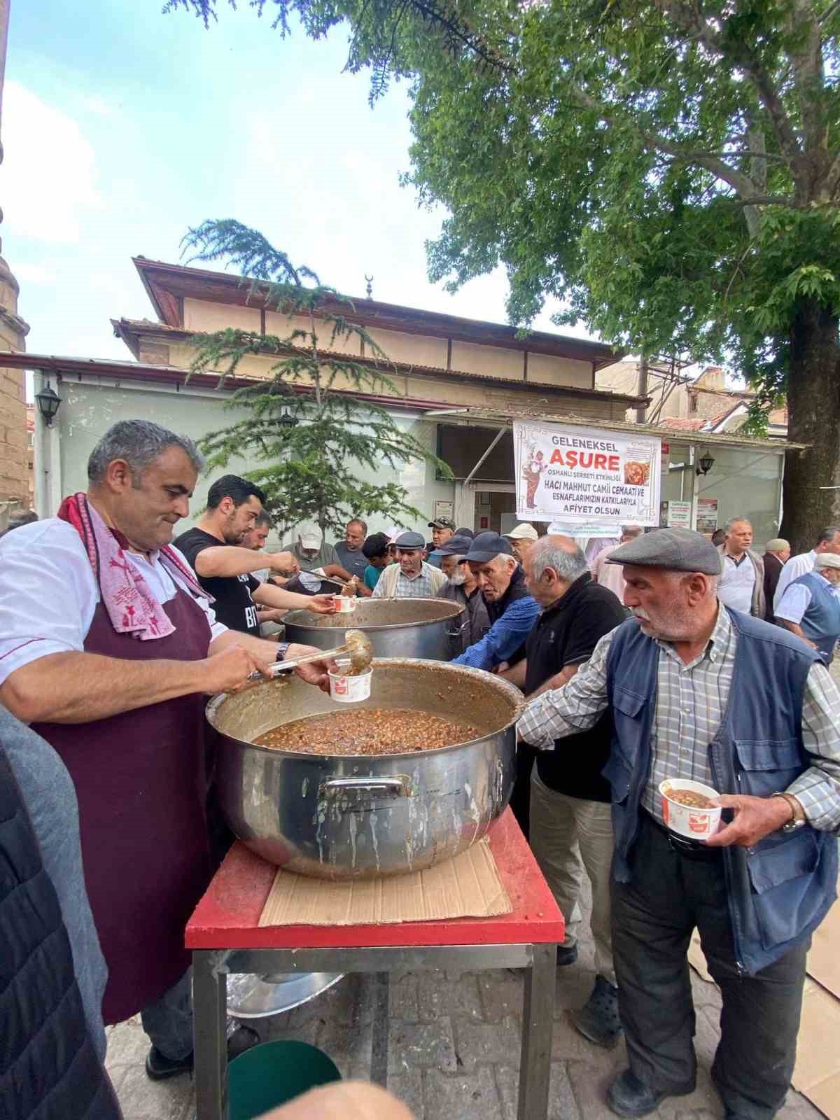Cemaat ve esnaflar imece usulü ile hazırladığı  2 bin kap aşureyi dağıttı