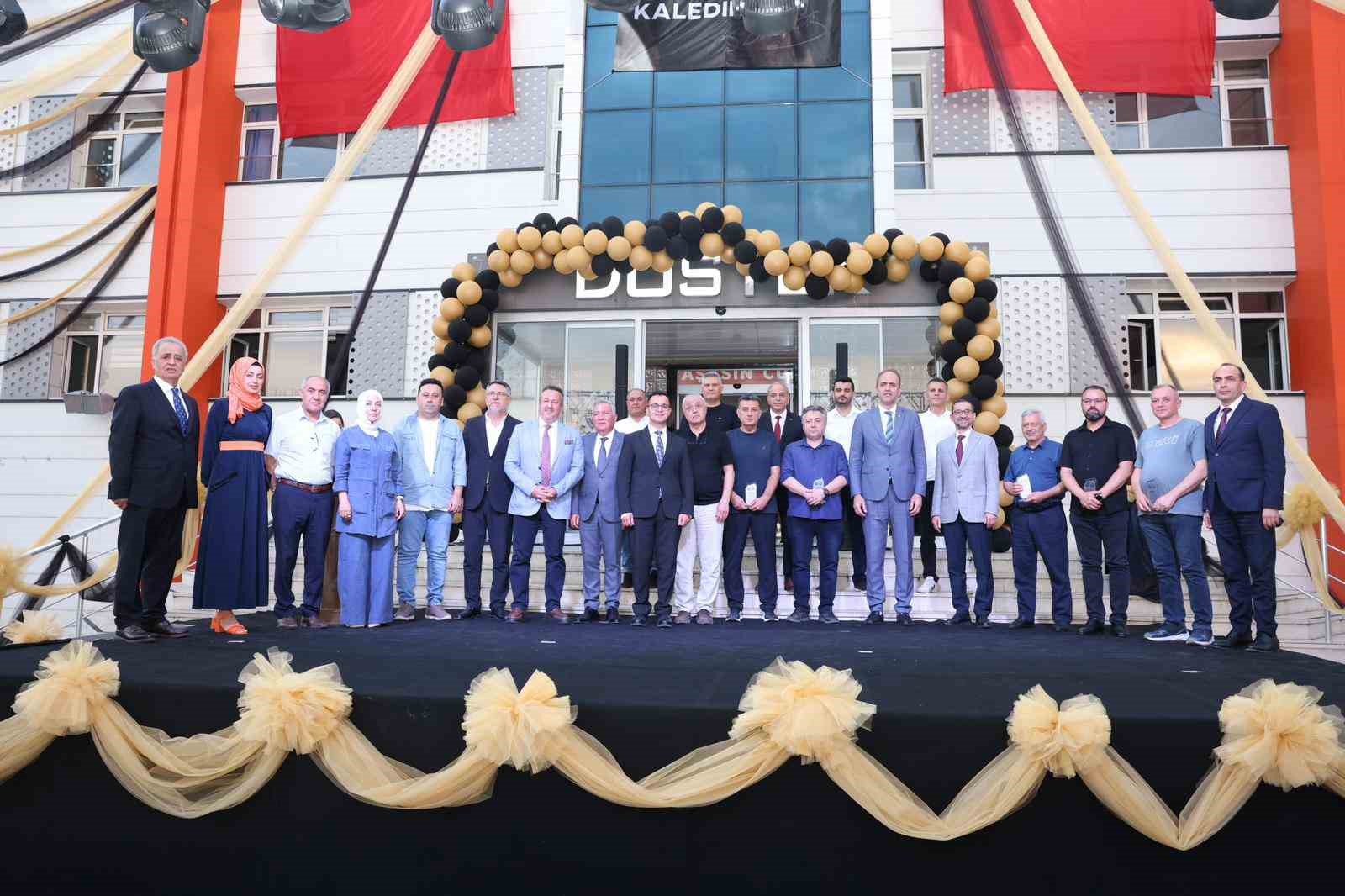 DOSTEK Kolejinde 228 öğrenci mezuniyet heyecanı yaşadı