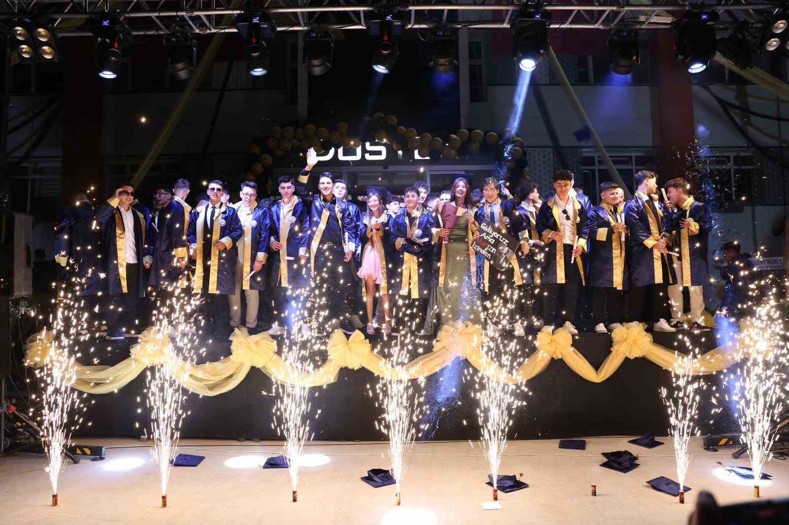 DOSTEK Kolejinde 228 öğrenci mezuniyet heyecanı yaşadı