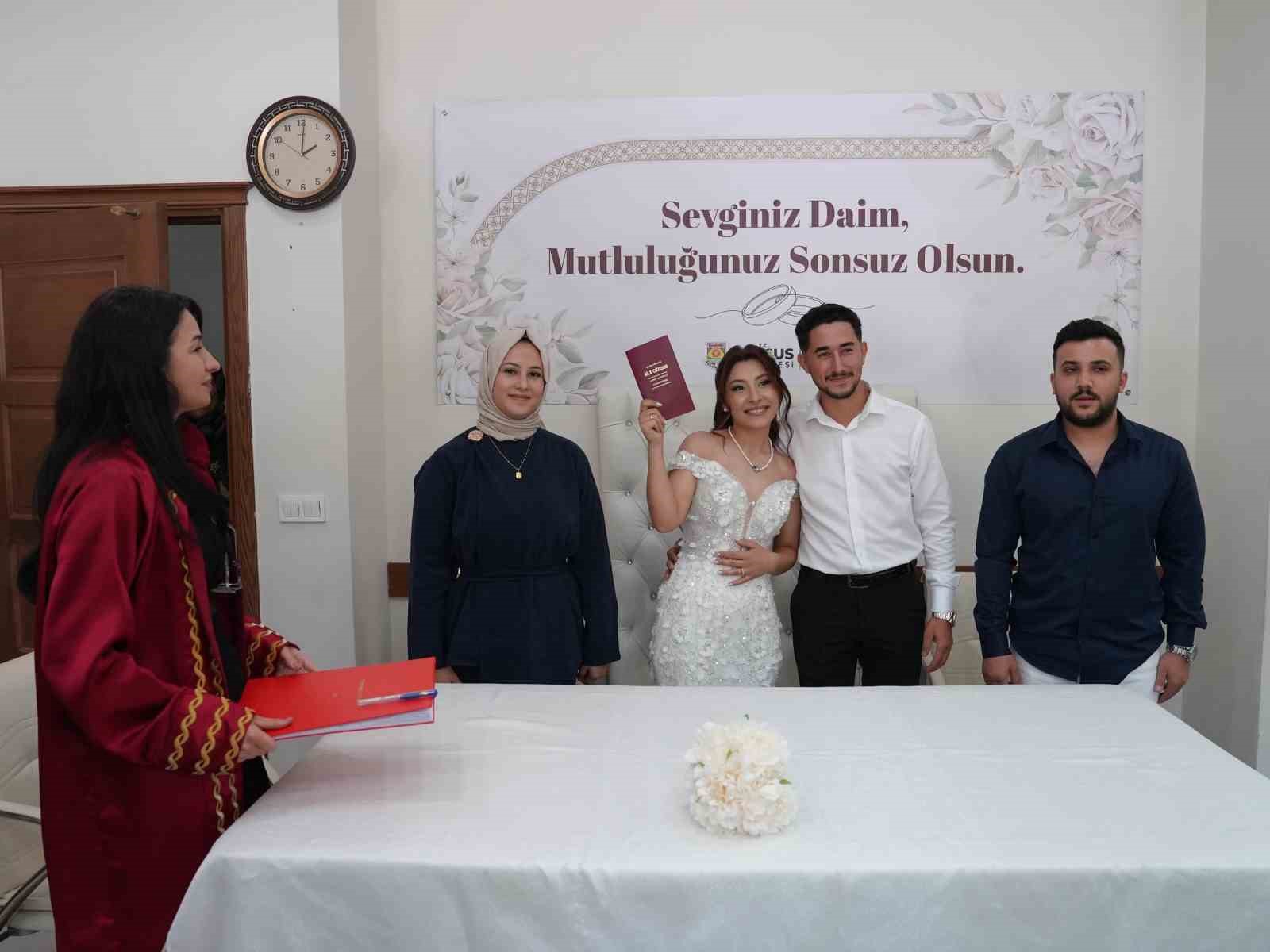 Tarsus’ta 26.06.2026 yoğunluğu: Nikah salonunda 20 çiftin mutluluğu