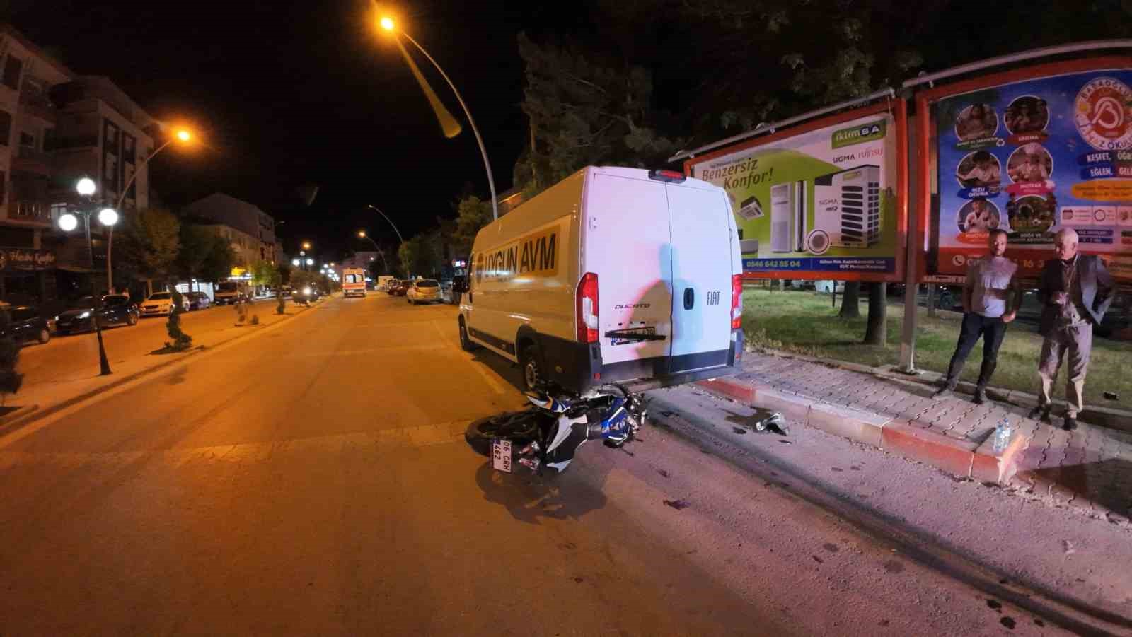 Motosiklet sürücüsünün ölümden döndüğü kaza kamerada