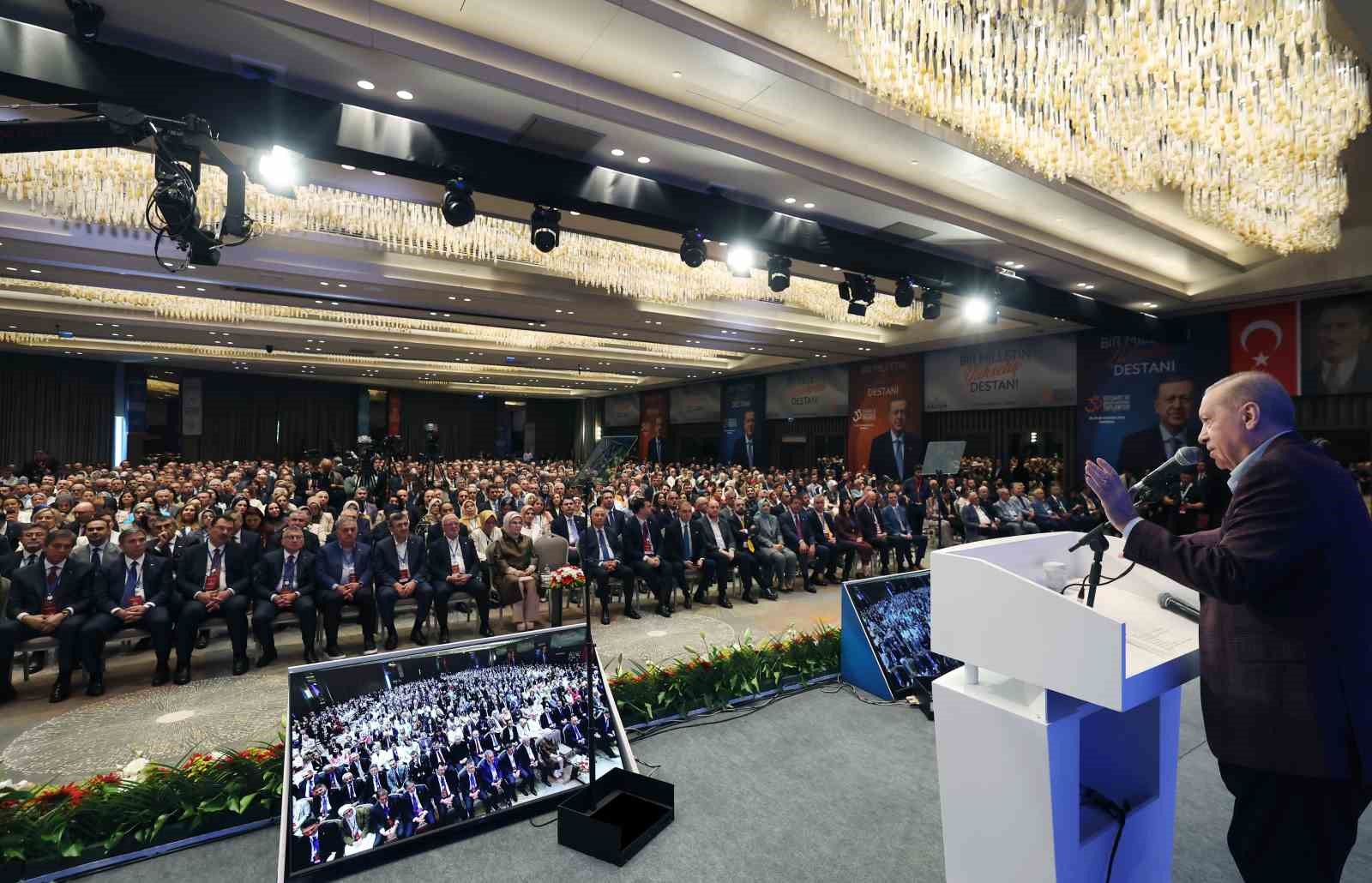 Cumhurbaşkanı Erdoğan: "Cahil, geri kafalı bazı fosiller çıkıyor, başörtüsüne, başörtülüye kin kusuyor"