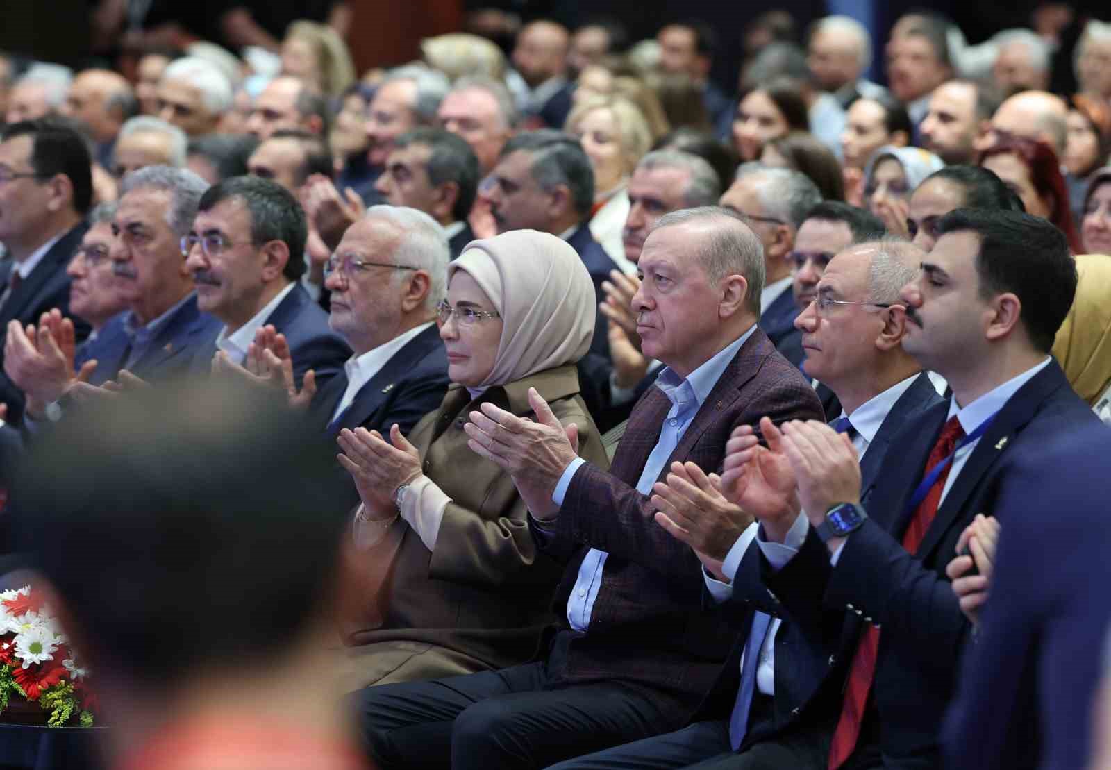 Cumhurbaşkanı Erdoğan: "Cahil, geri kafalı bazı fosiller çıkıyor, başörtüsüne, başörtülüye kin kusuyor"