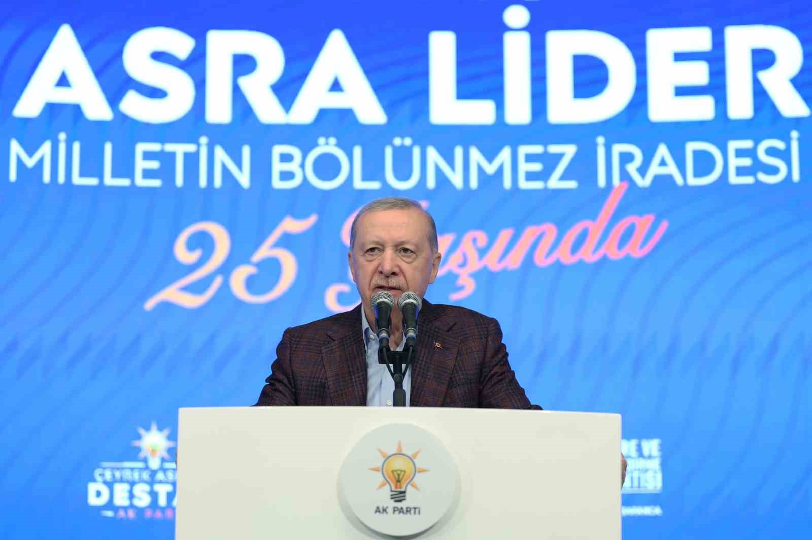 Cumhurbaşkanı Erdoğan: "Cahil, geri kafalı bazı fosiller çıkıyor, başörtüsüne, başörtülüye kin kusuyor"