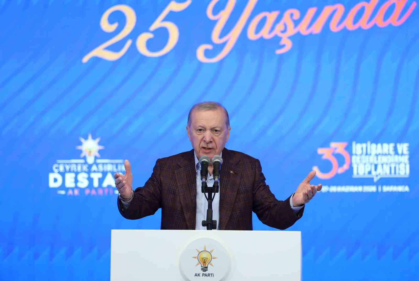 Cumhurbaşkanı Erdoğan: "Cahil, geri kafalı bazı fosiller çıkıyor, başörtüsüne, başörtülüye kin kusuyor"