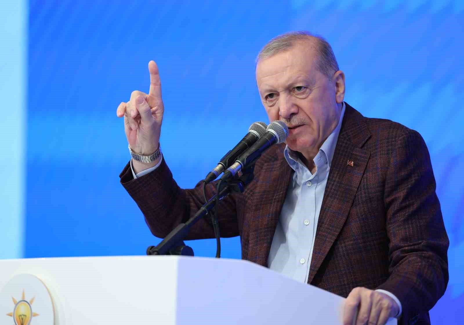 Cumhurbaşkanı Erdoğan: "Cahil, geri kafalı bazı fosiller çıkıyor, başörtüsüne, başörtülüye kin kusuyor"