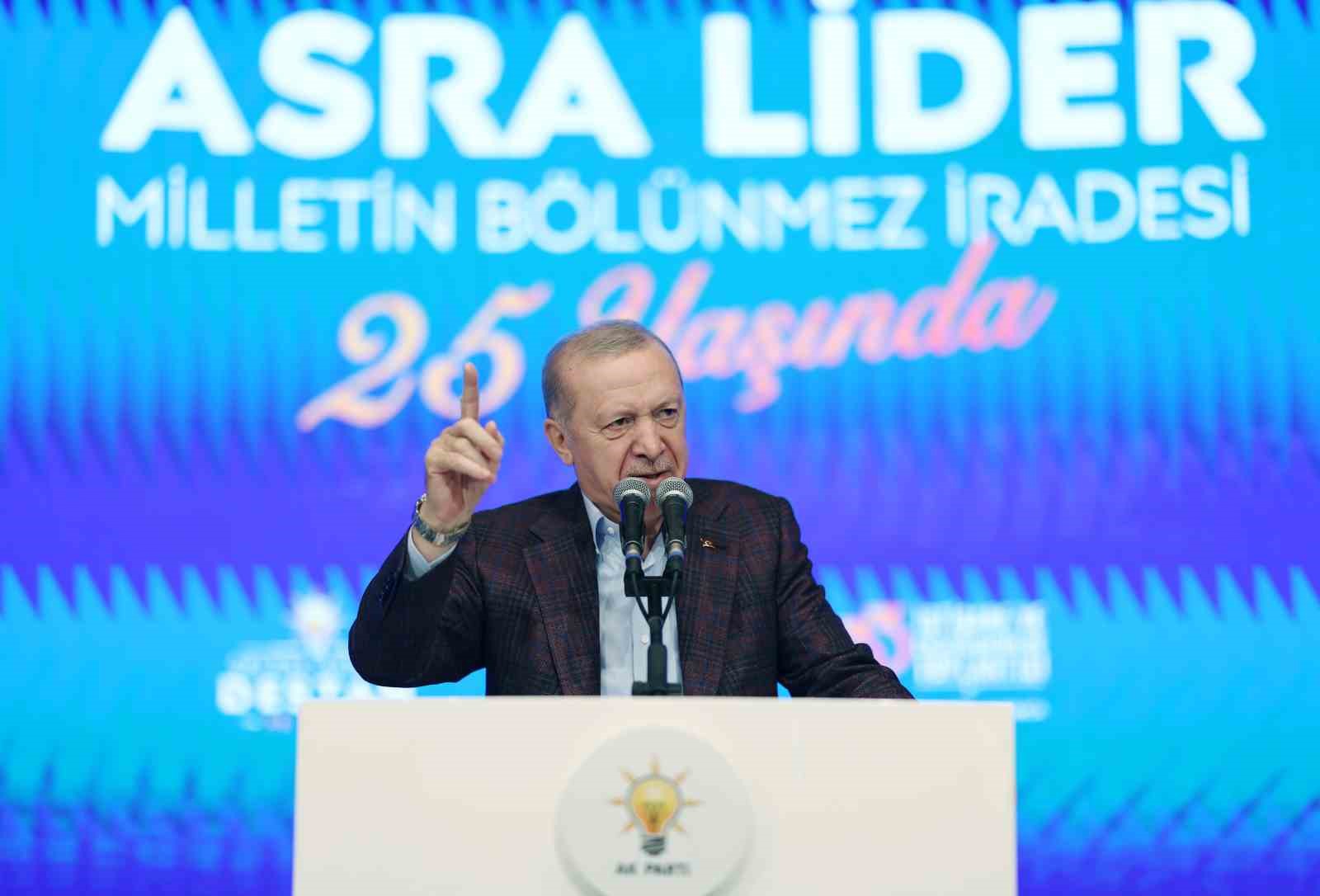 Cumhurbaşkanı Erdoğan: "Cahil, geri kafalı bazı fosiller çıkıyor, başörtüsüne, başörtülüye kin kusuyor"