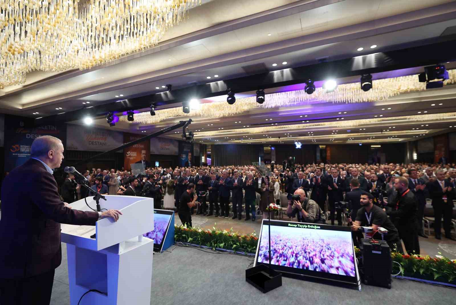 Cumhurbaşkanı Erdoğan: "Cahil, geri kafalı bazı fosiller çıkıyor, başörtüsüne, başörtülüye kin kusuyor"