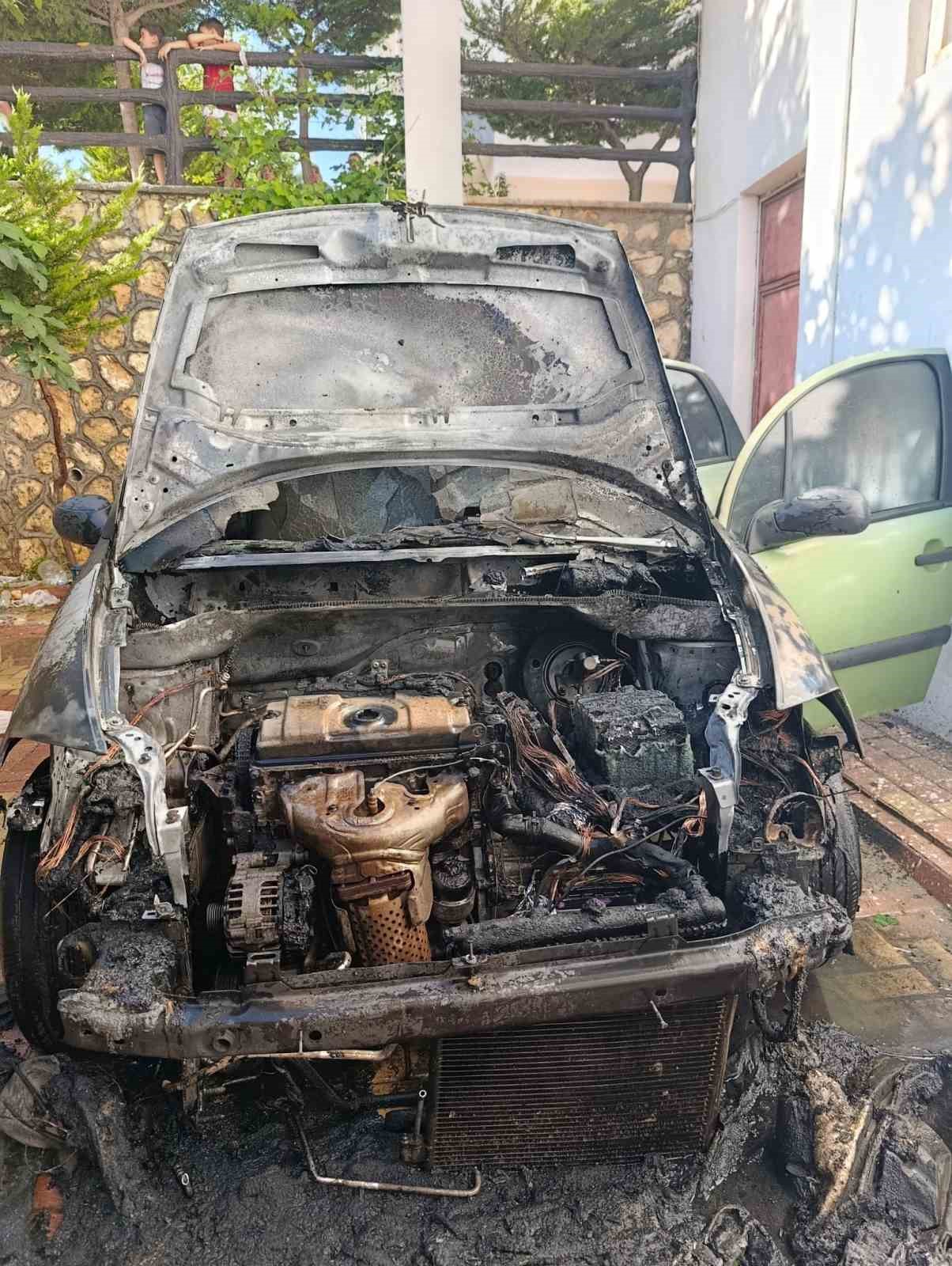 Park halindeki otomobil alev alev yandı