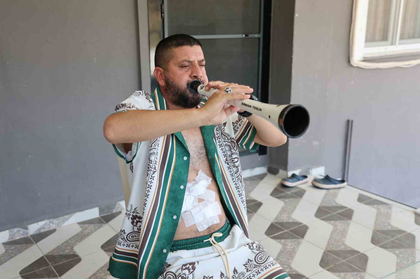 Ameliyattan çıkan hasta solunum egzersizini zurnası ile yaptı