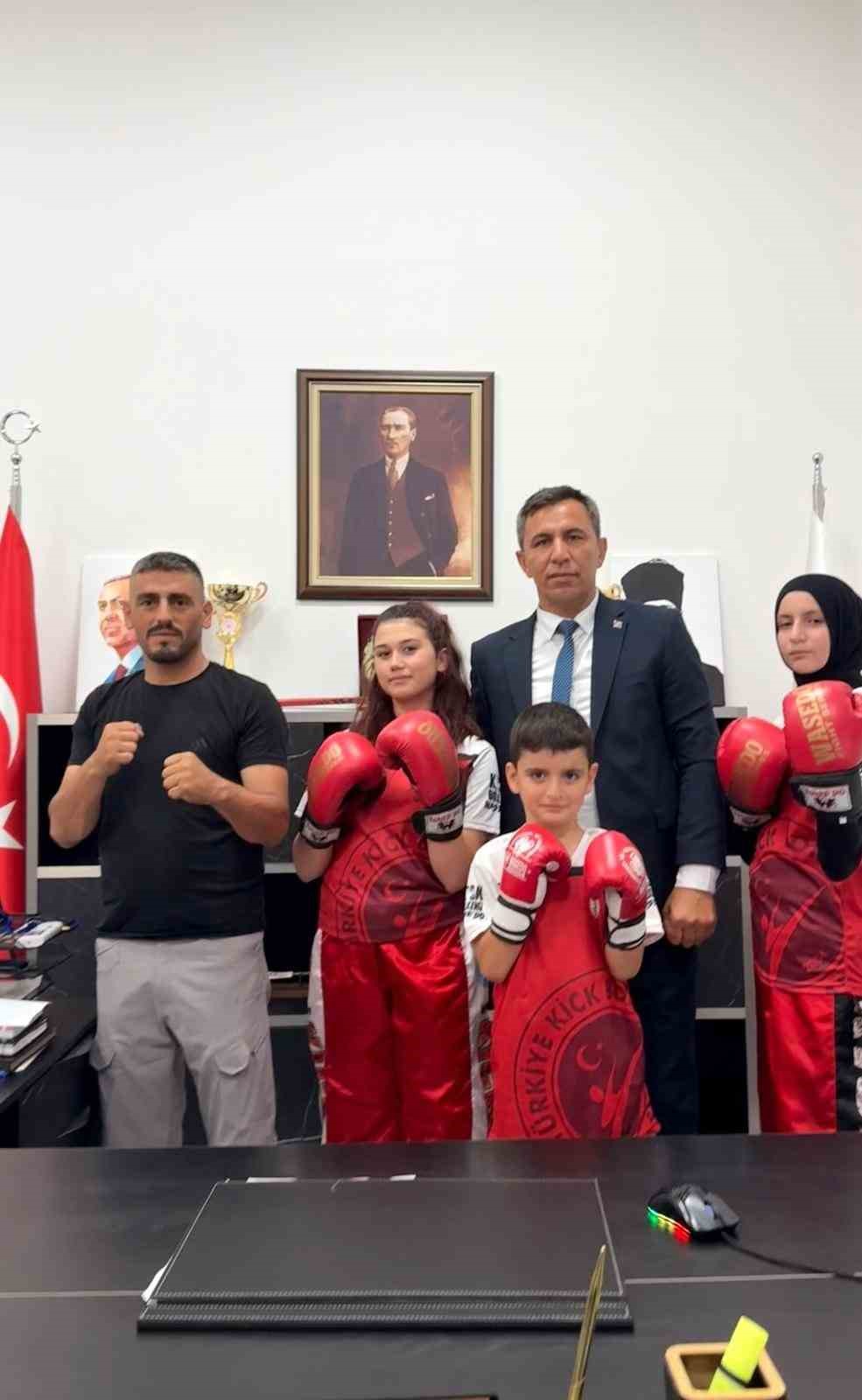 Başarılı sporculardan Beylikova Gençlik ve Spor İlçe Müdürü Gülmez’e ziyaret
