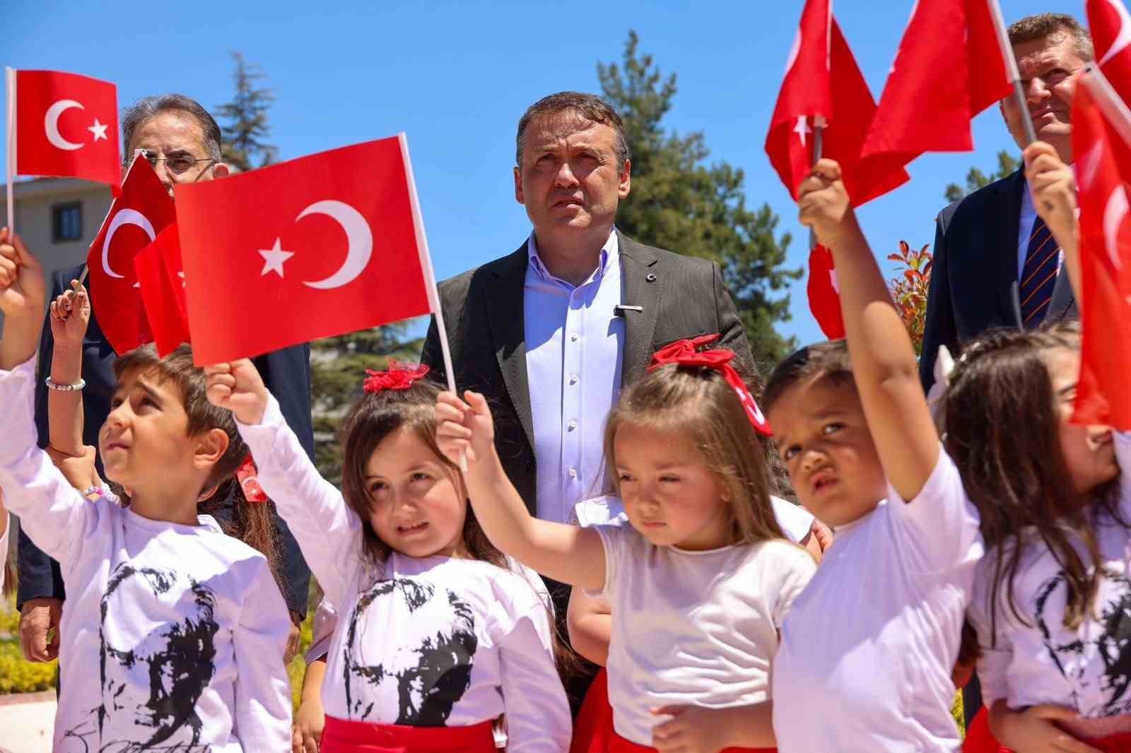 1071 öğrencinin emeğiyle hazırlanan mozaik Türk bayrağı açıldı