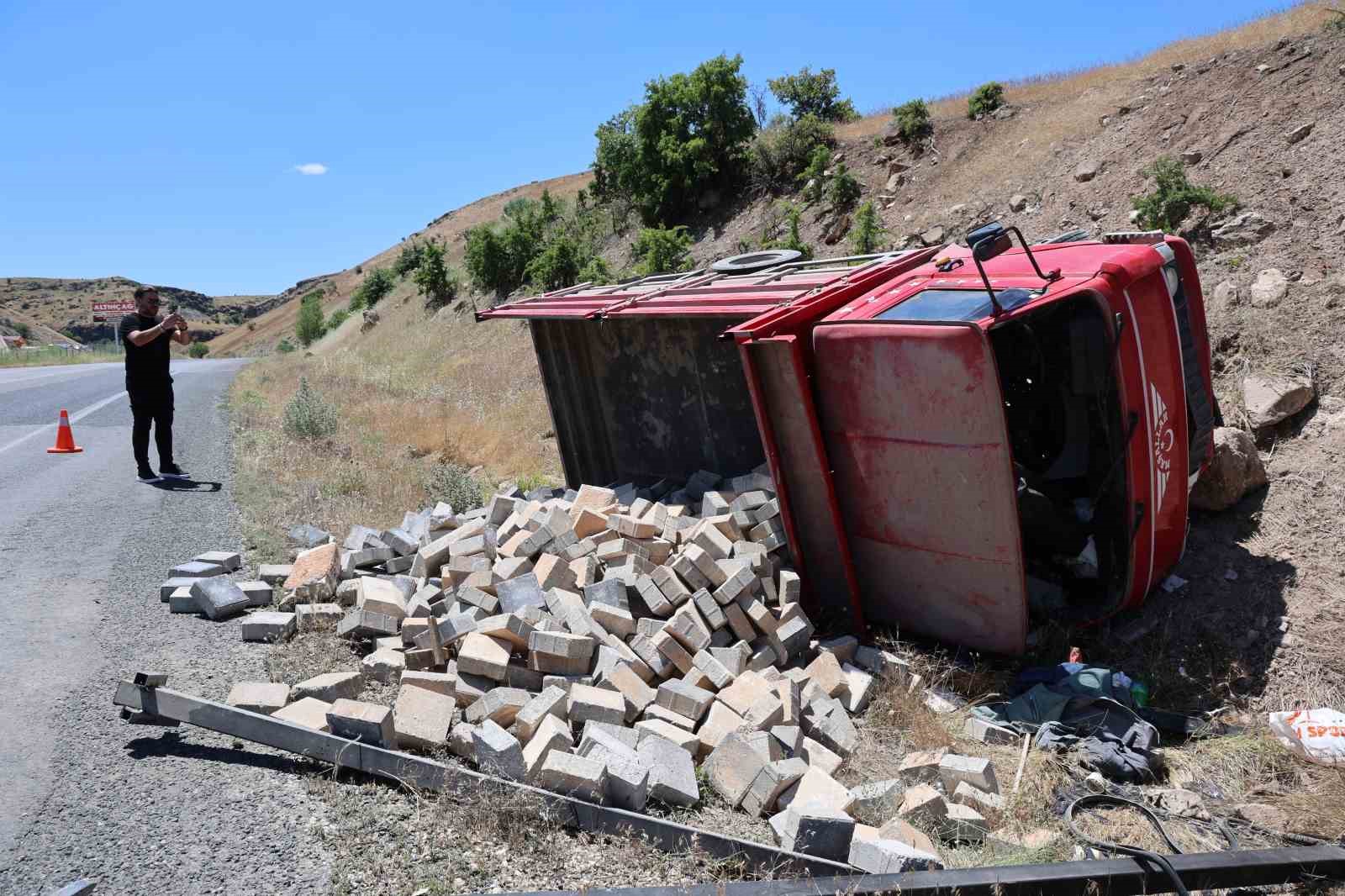 Elazığ’da parke taşı yüklü kamyonet devrildi: 2 yaralı