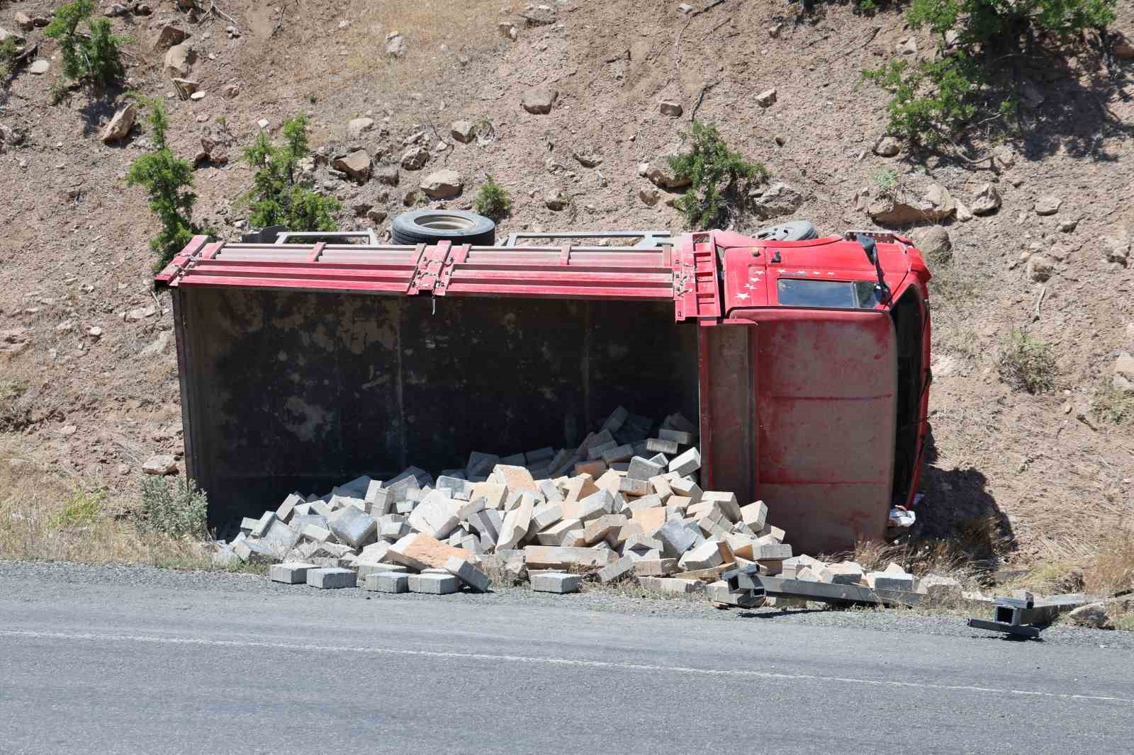 Elazığ’da parke taşı yüklü kamyonet devrildi: 2 yaralı