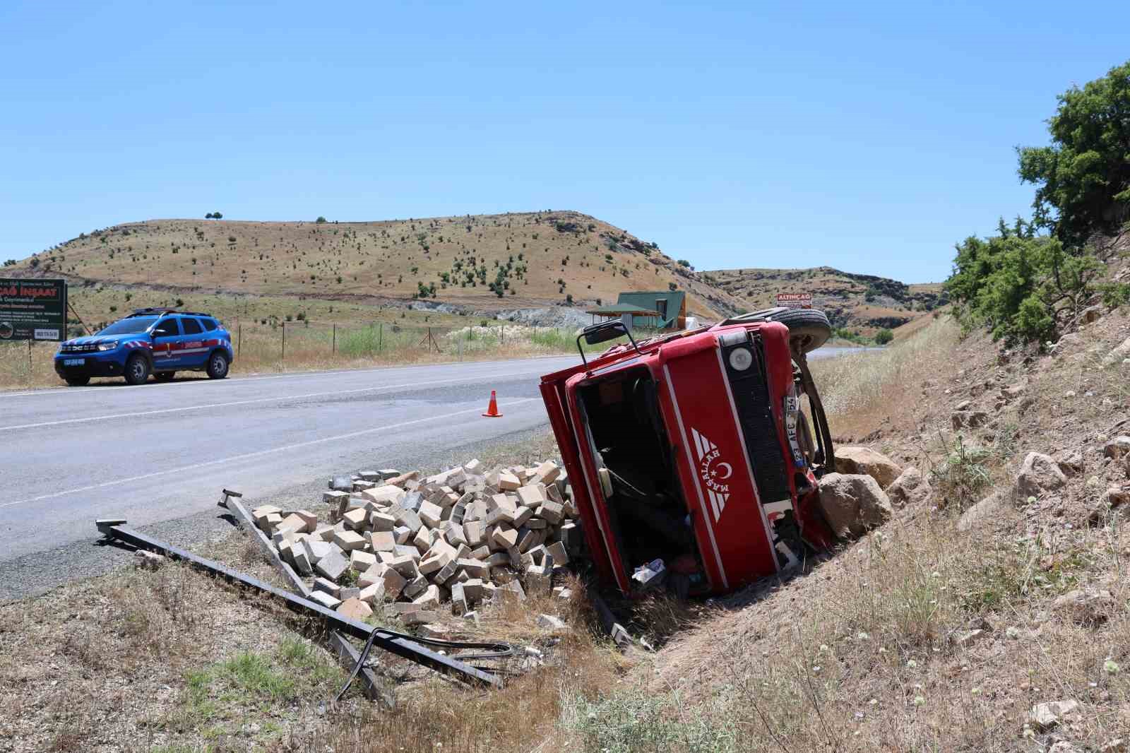 Elazığ’da parke taşı yüklü kamyonet devrildi: 2 yaralı