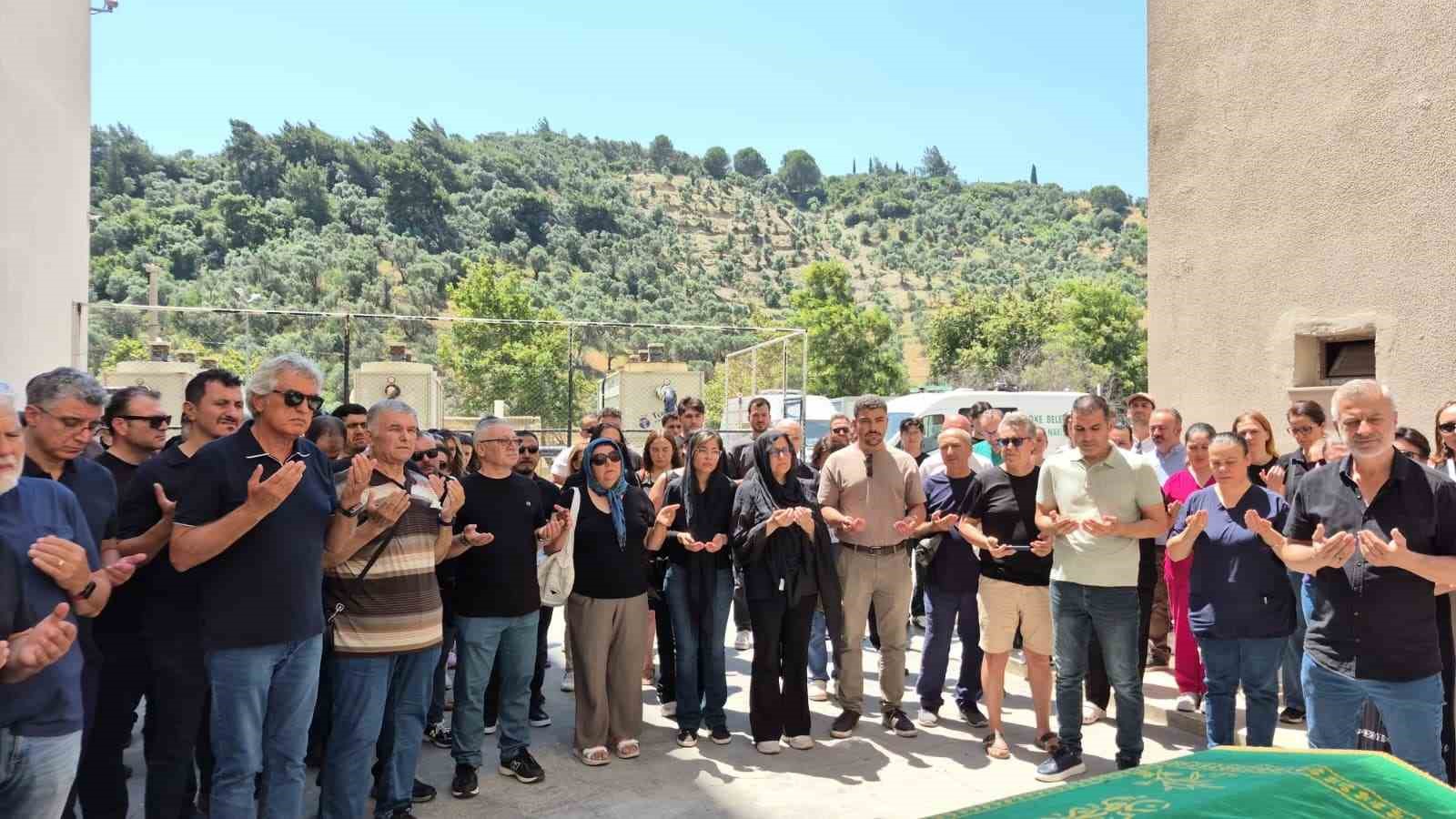 Söke’nin sevilen doktoru Op. Dr. Kaplan, gözyaşlarıyla uğurlandı
