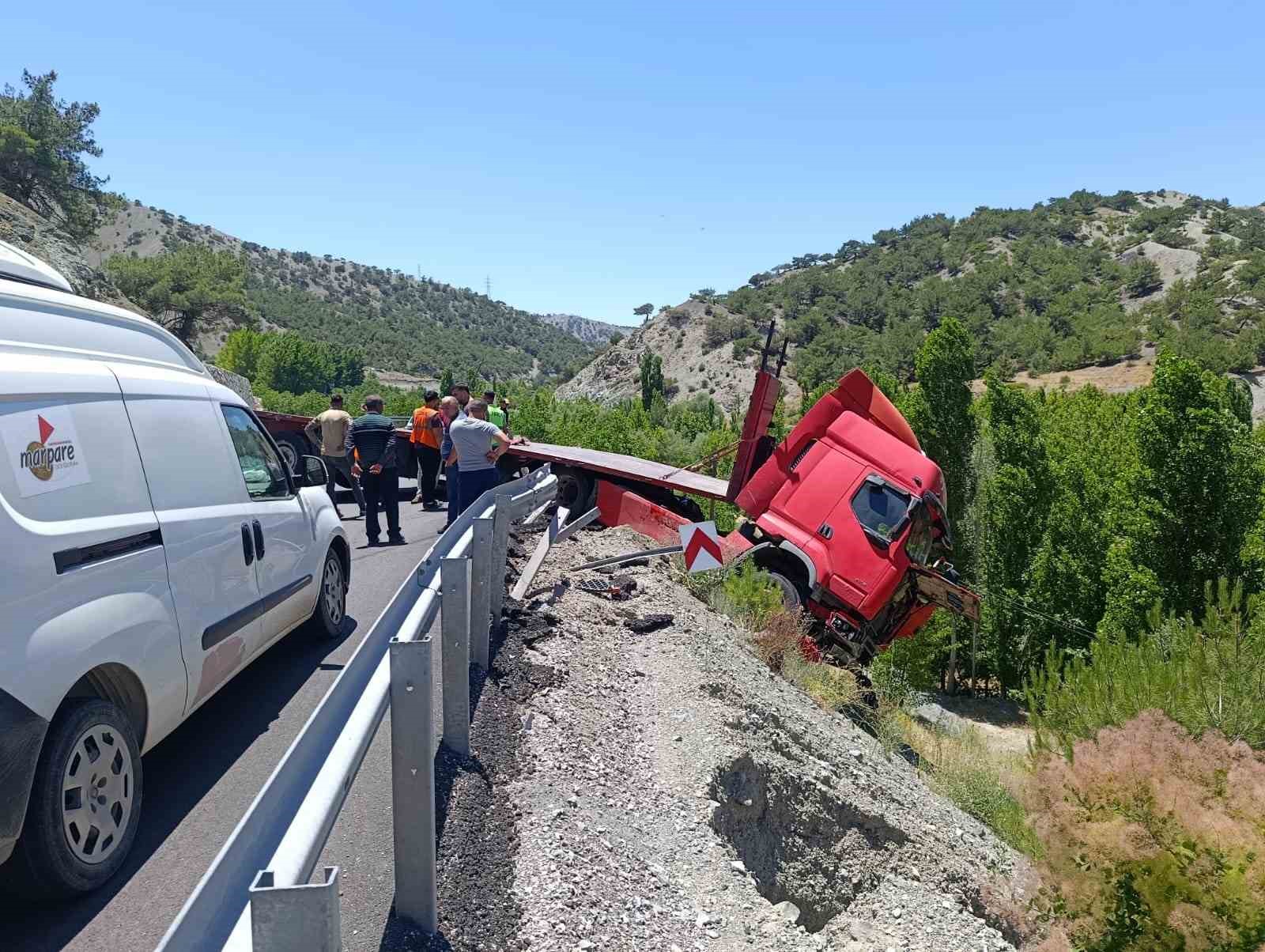 Malatya’da çekici bariyerlere çarparak askıda kaldı