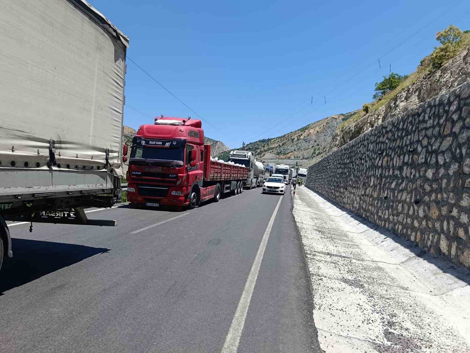 Malatya’da çekici bariyerlere çarparak askıda kaldı