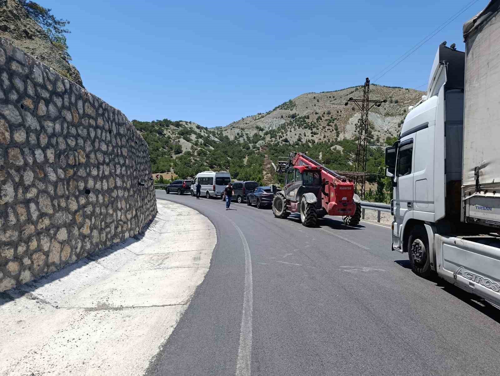 Malatya’da çekici bariyerlere çarparak askıda kaldı