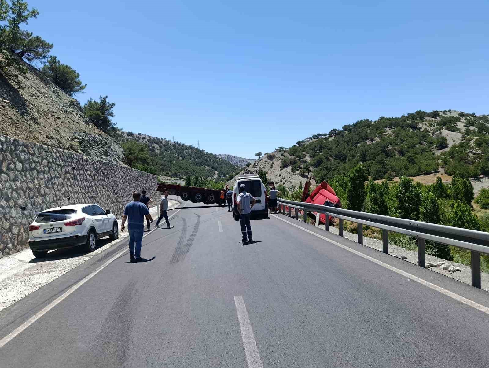 Malatya’da çekici bariyerlere çarparak askıda kaldı