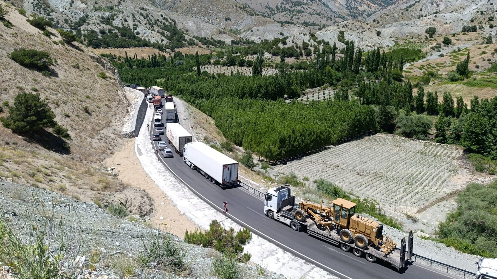 Malatya’da çekici bariyerlere çarparak askıda kaldı