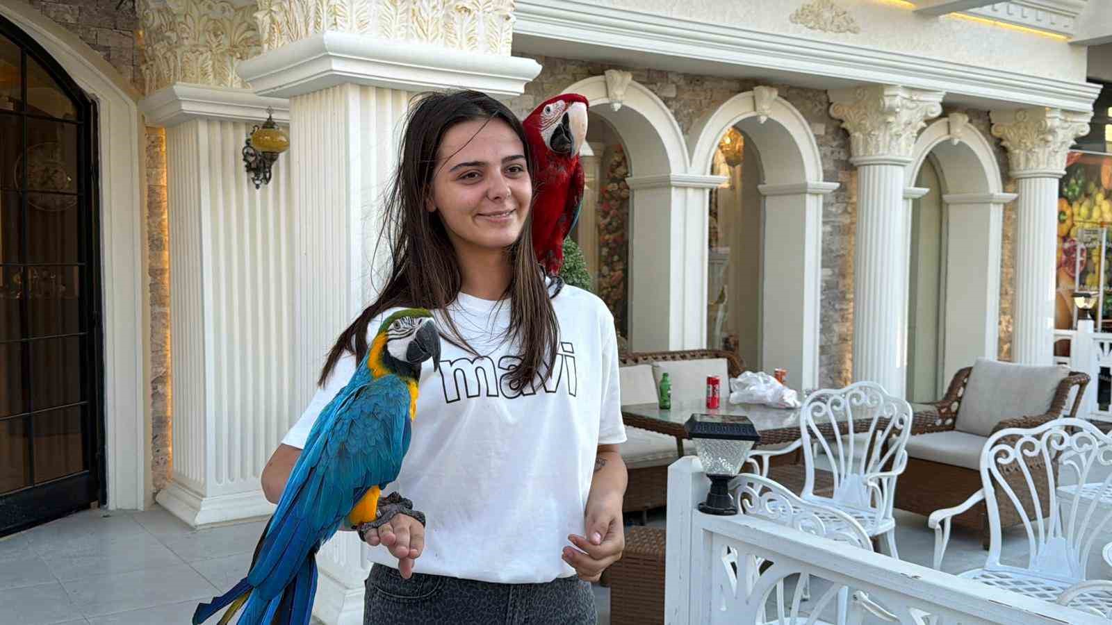 Onları görenler dönüp bir daha bakıyor