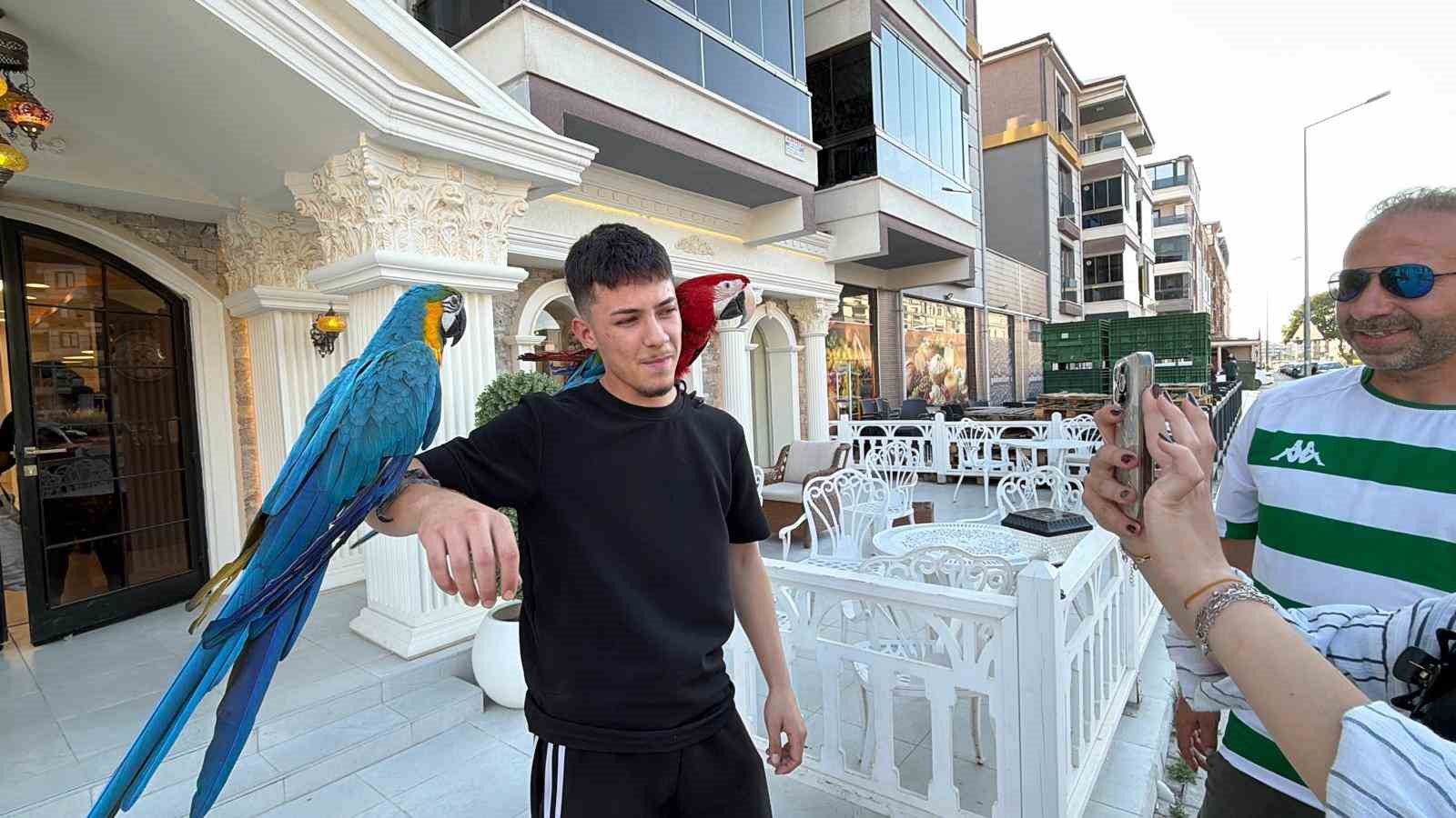 Onları görenler dönüp bir daha bakıyor