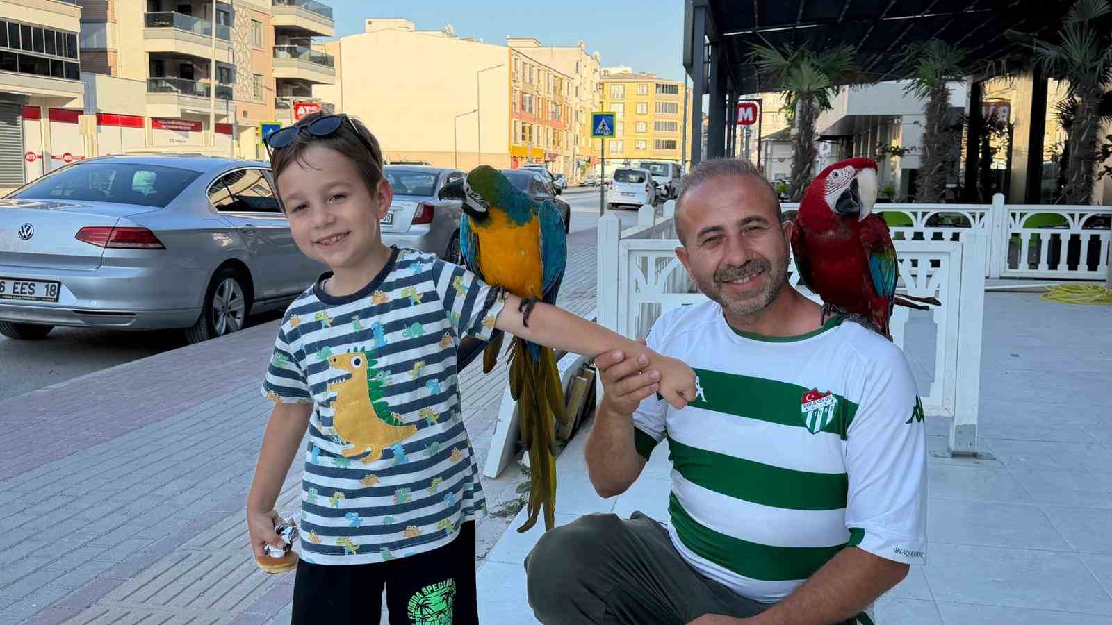 Onları görenler dönüp bir daha bakıyor