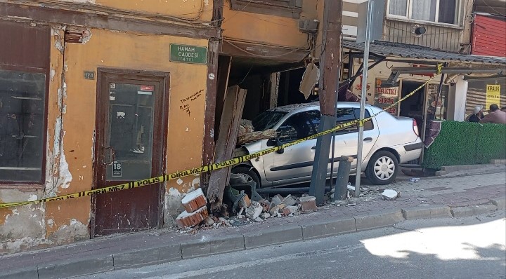 Bursa’da freni boşalan otomobil eve girdi