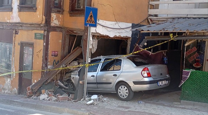 Bursa’da freni boşalan otomobil eve girdi