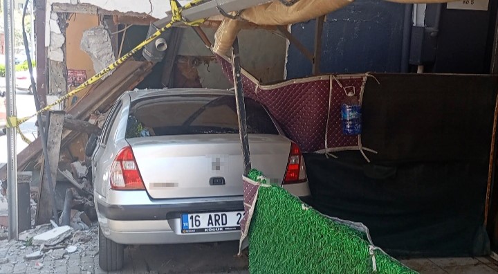 Bursa’da freni boşalan otomobil eve girdi