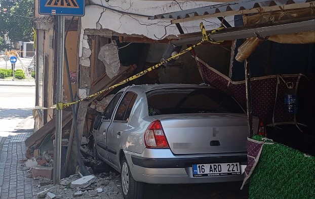 Bursa’da freni boşalan otomobil eve girdi