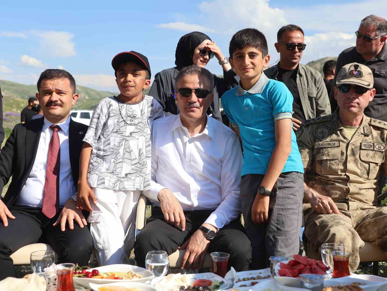 Erzurum’da ’Terörsüz Türkiye’ vizyou: Karayazı Kırk Pencereler ‘de gençler yürüdü, çelik kanatlar nefes kesti