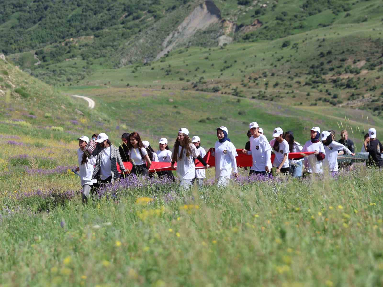 Erzurum’da ’Terörsüz Türkiye’ vizyou: Karayazı Kırk Pencereler ‘de gençler yürüdü, çelik kanatlar nefes kesti