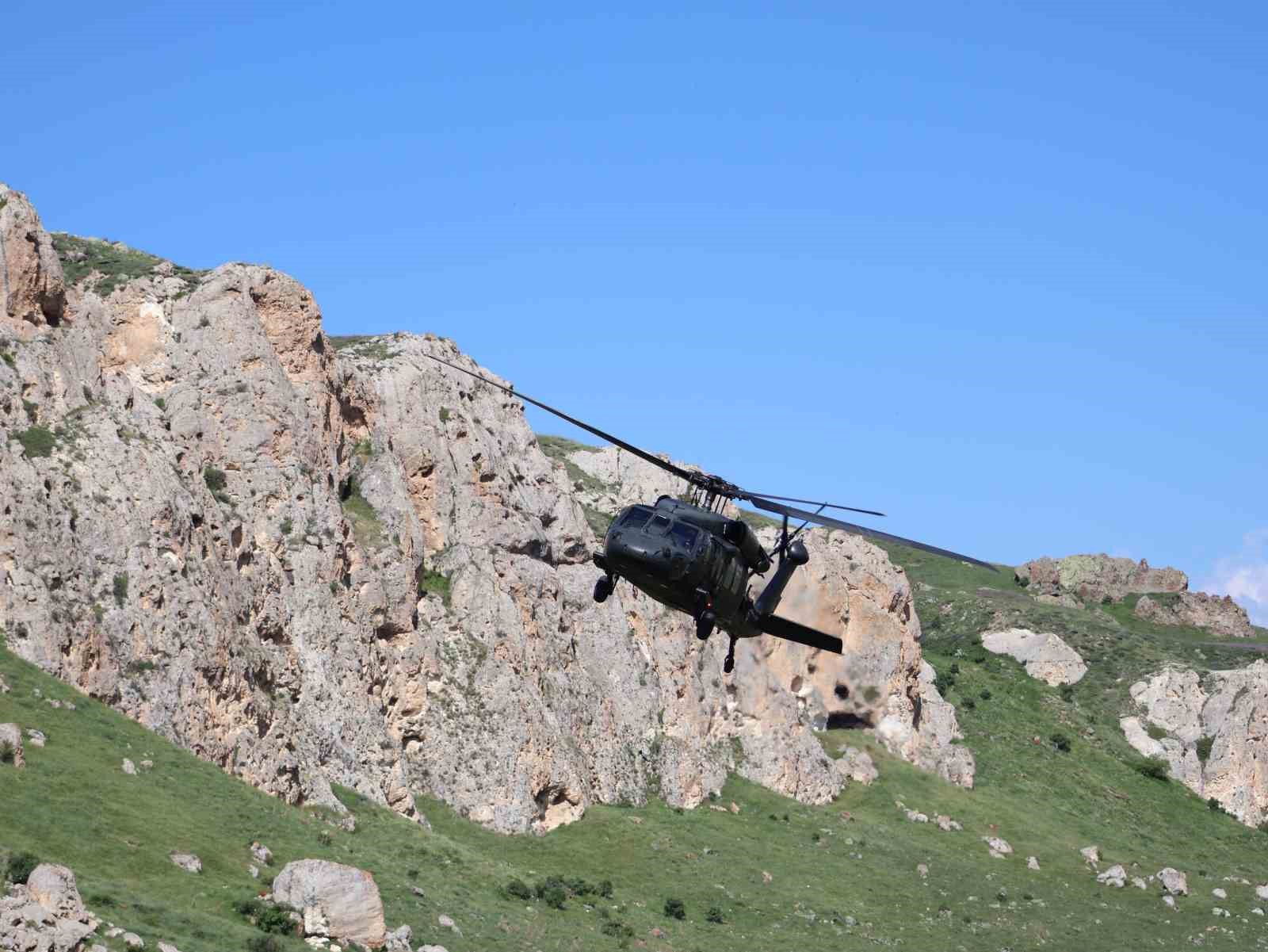 Erzurum’da ’Terörsüz Türkiye’ vizyou: Karayazı Kırk Pencereler ‘de gençler yürüdü, çelik kanatlar nefes kesti