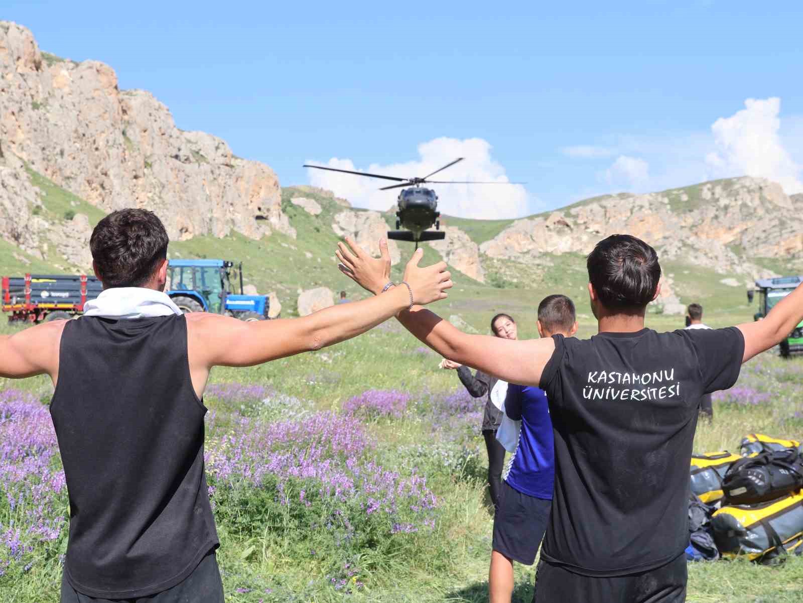 Erzurum’da ’Terörsüz Türkiye’ vizyou: Karayazı Kırk Pencereler ‘de gençler yürüdü, çelik kanatlar nefes kesti