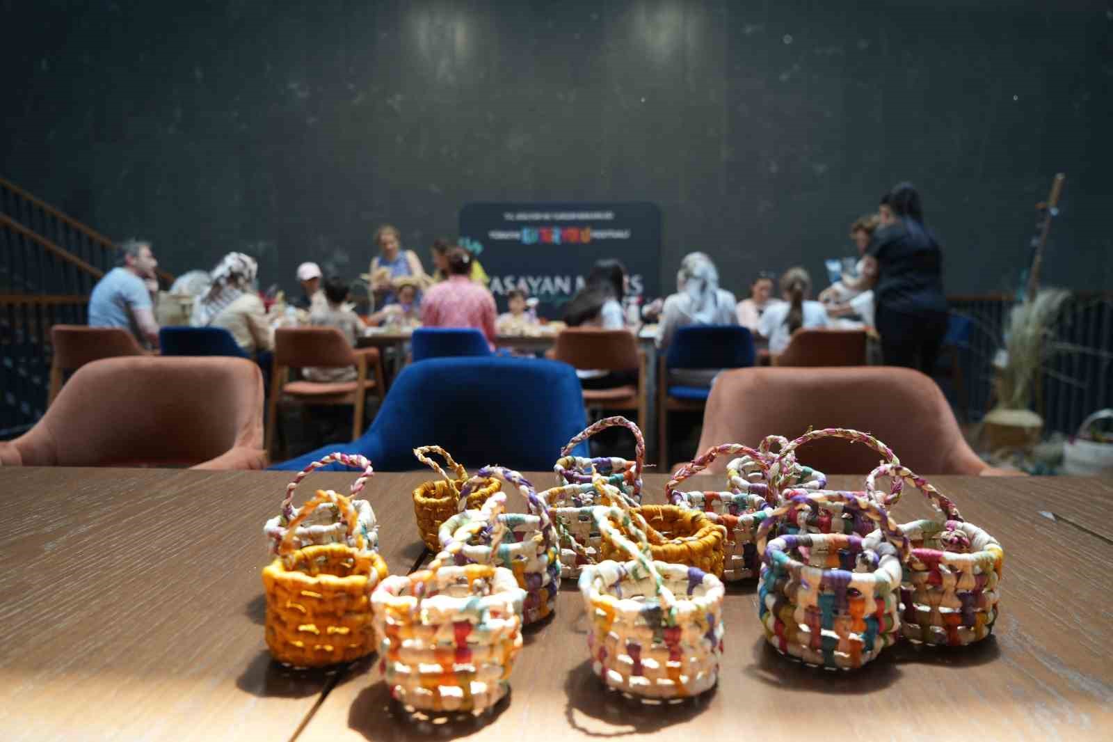 Taşıma işini poşete kaptıran zembil, şimdi kadınların elinde aksesuara dönüşüyor
