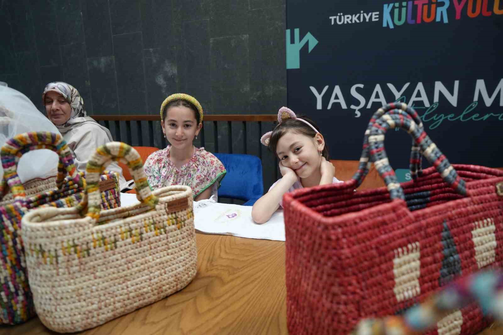 Taşıma işini poşete kaptıran zembil, şimdi kadınların elinde aksesuara dönüşüyor