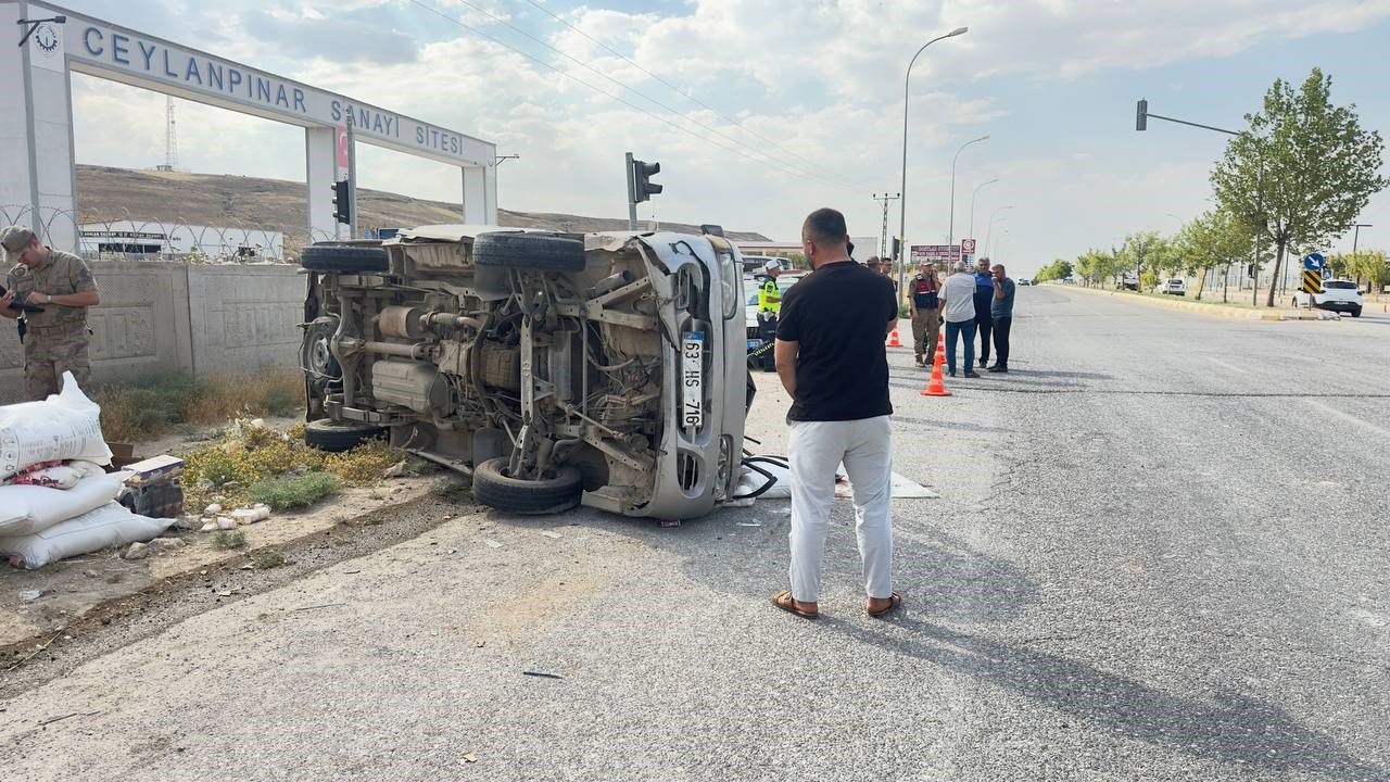 Şanlıurfa’da kamyonet devrildi: 2 yaralı