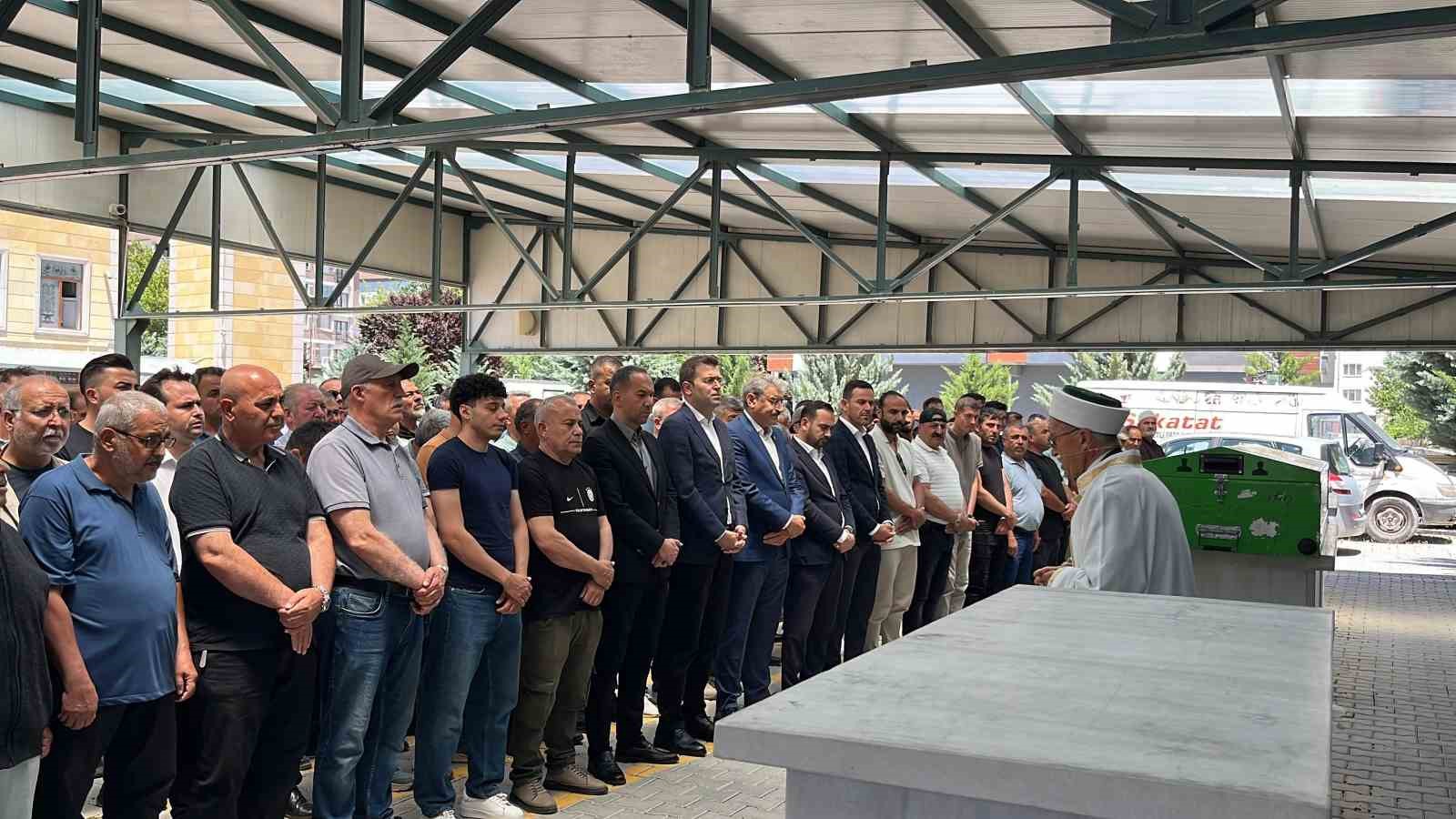 Havai fişek fabrikasındaki patlamada hayatını kaybeden işçi son yolculuğuna uğurlandı