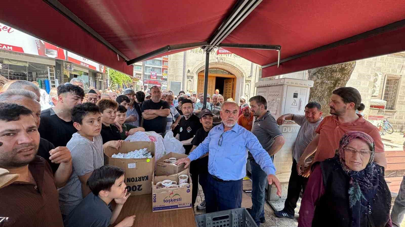 Alaplı’da yüzlerce vatandaşa aşure ikramı
