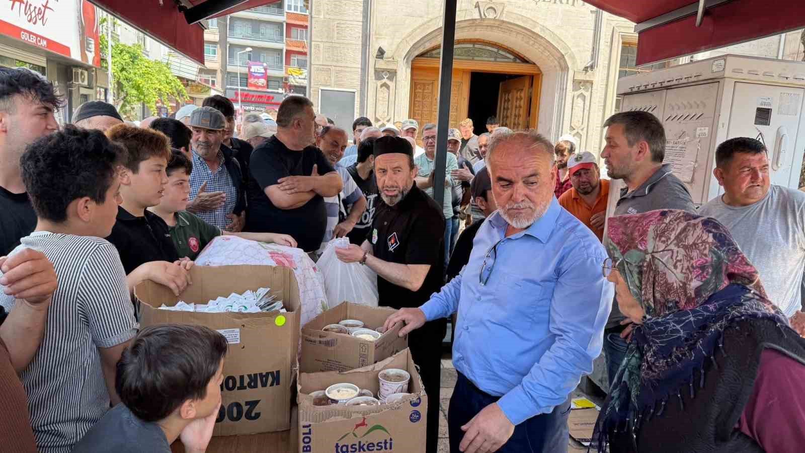 Alaplı’da yüzlerce vatandaşa aşure ikramı