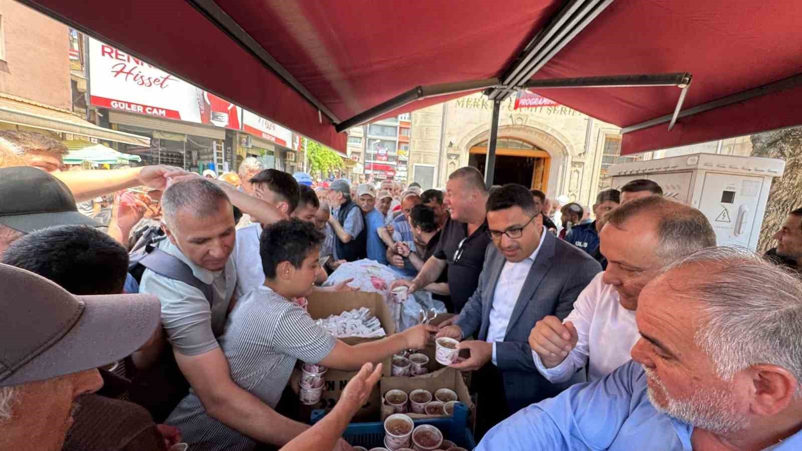 Alaplı’da yüzlerce vatandaşa aşure ikramı