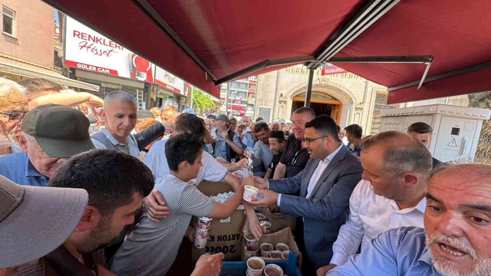 Alaplı’da yüzlerce vatandaşa aşure ikramı