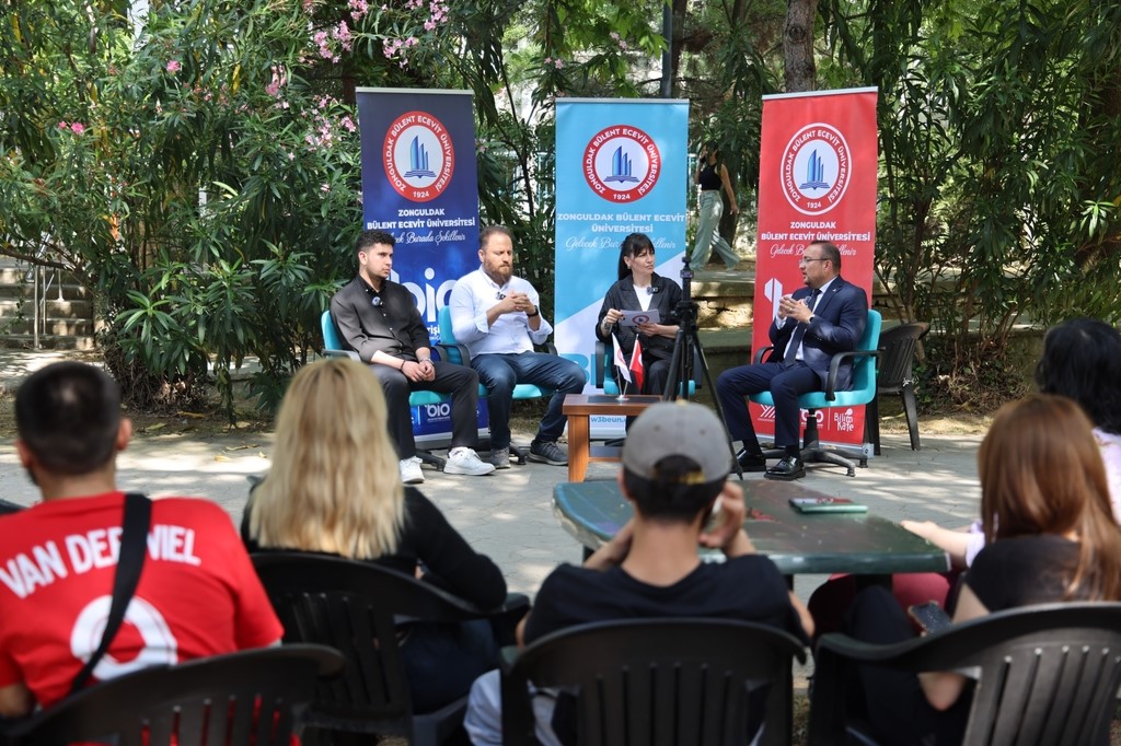 Bilim Kafe’de geleceğin meslekleri konuşuldu: Bilişim Güvenliği Uzmanlığı ve Siber Güvenlik