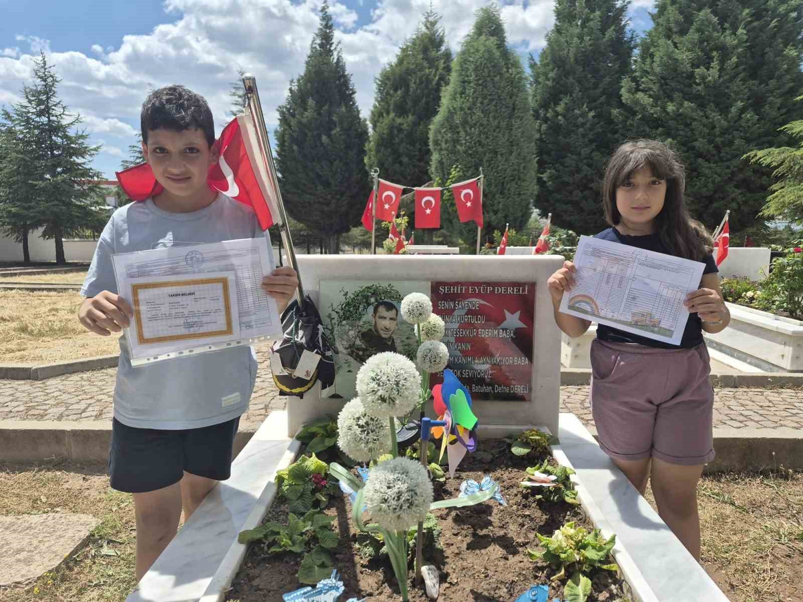 Şehit operatörün çocukaları karnelerinin babalarının kabrine götürdü