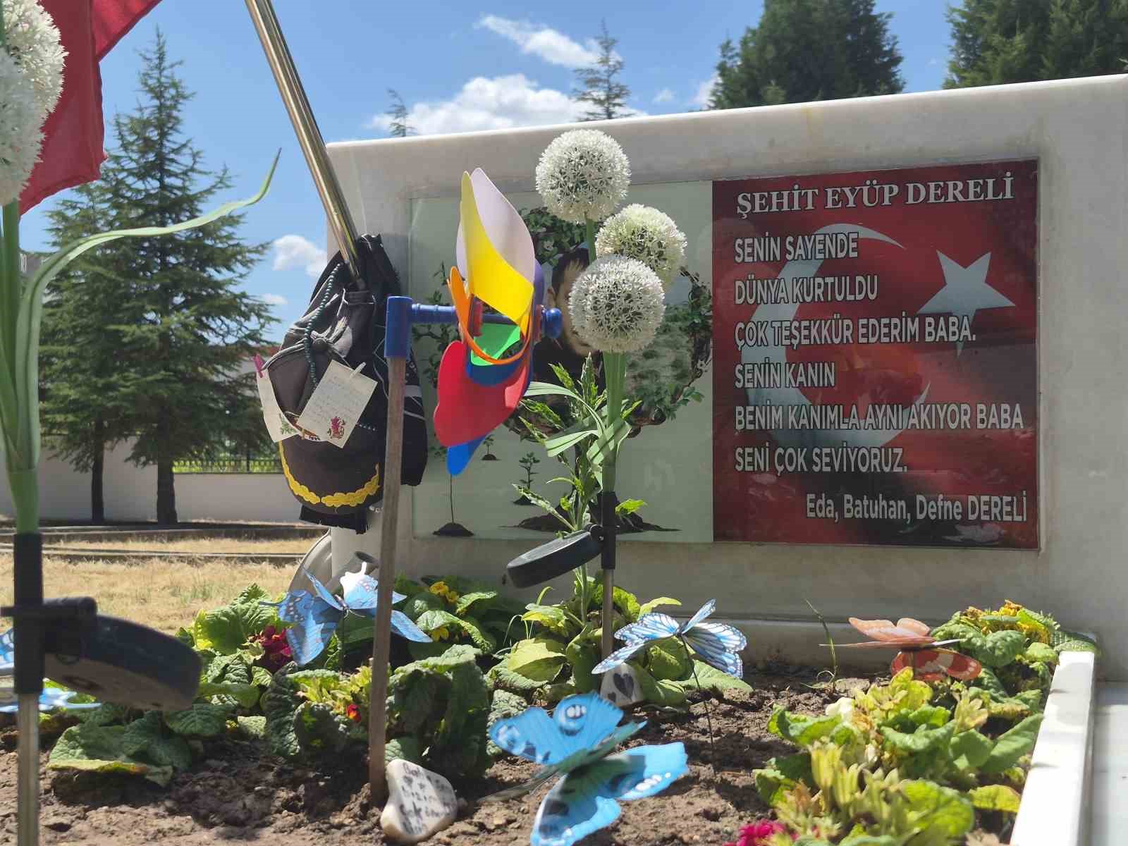 Şehit operatörün çocukaları karnelerinin babalarının kabrine götürdü