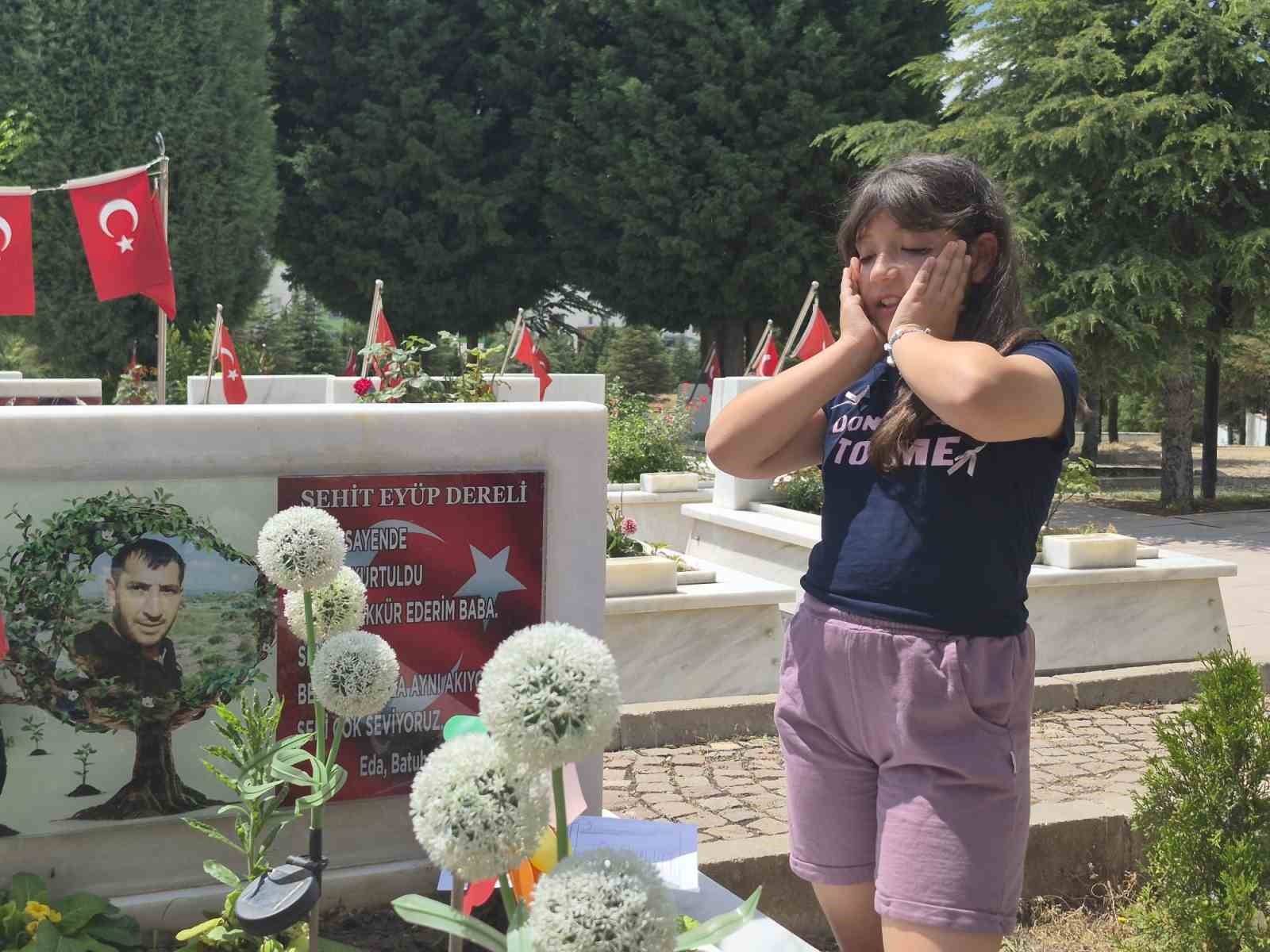 Şehit operatörün çocukaları karnelerinin babalarının kabrine götürdü