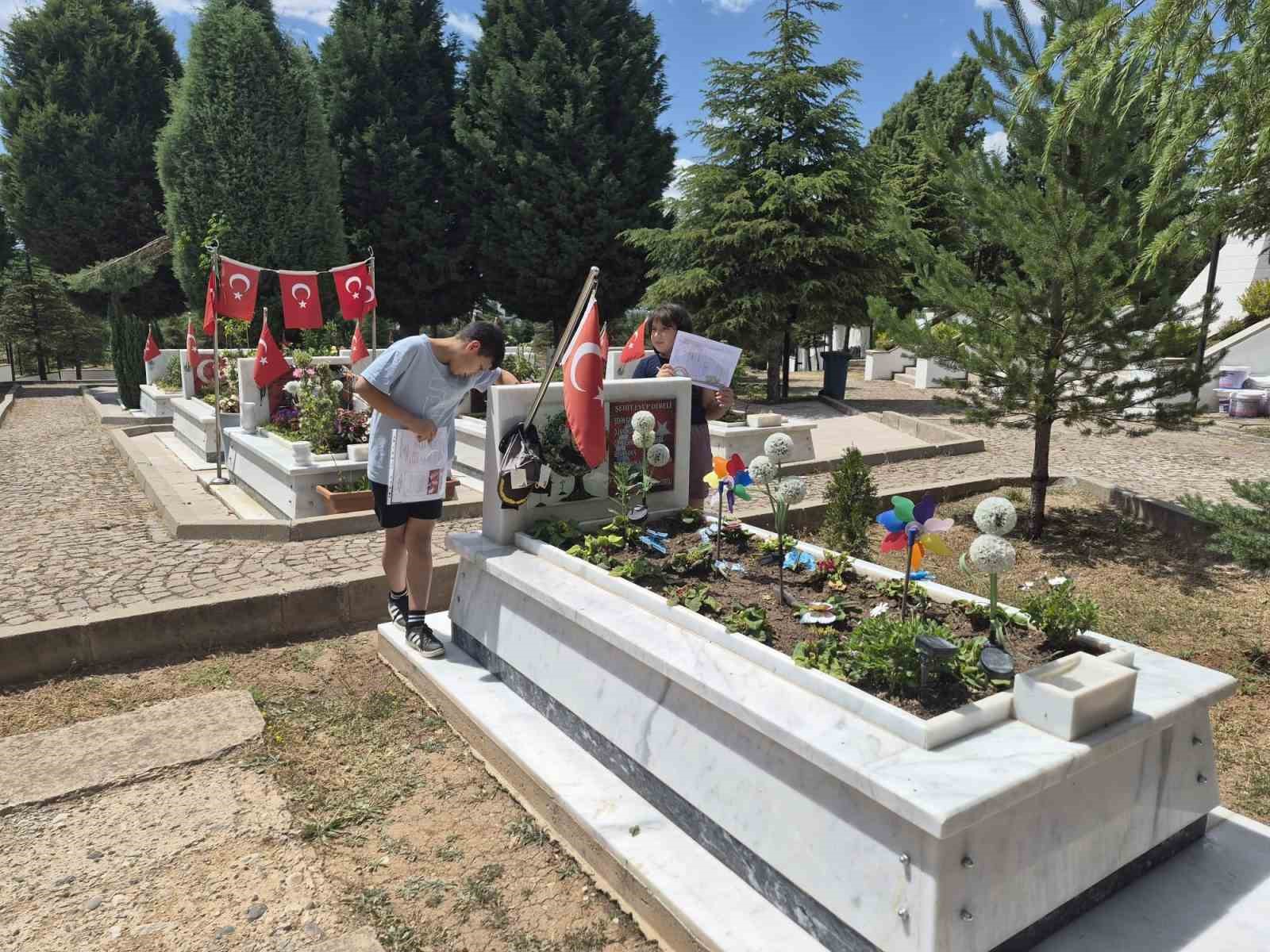 Şehit operatörün çocukaları karnelerinin babalarının kabrine götürdü