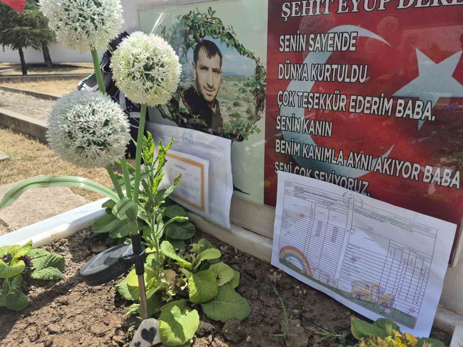 Şehit operatörün çocukaları karnelerinin babalarının kabrine götürdü